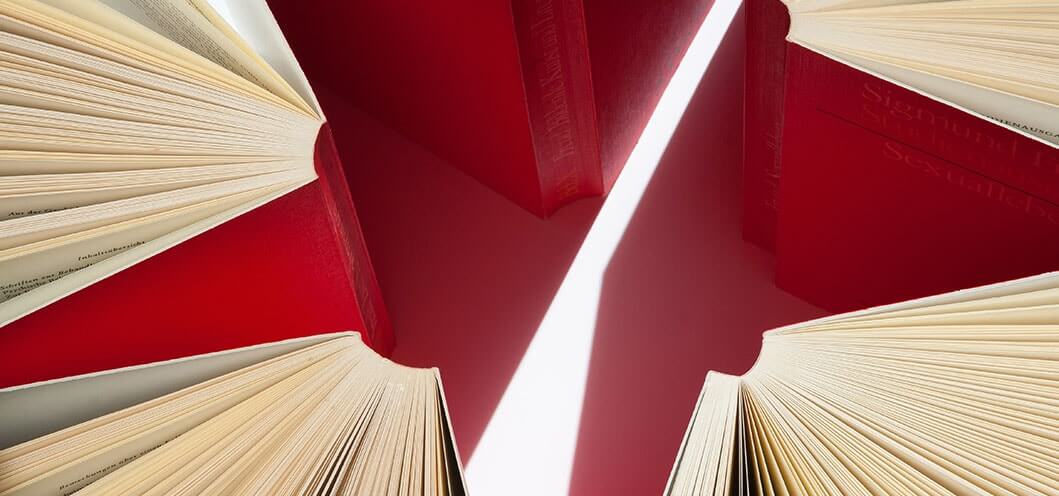 Imagem representando o post JULGANDO LIVROS PELA CAPA E O QUE ISSO TEM A VER COM A REGULAMENTAÇÃO DO DESIGN.